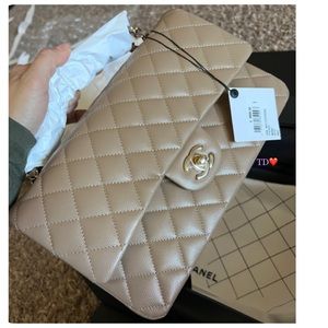 ⭐️CHANEL beige 22A (M) classic flap bag